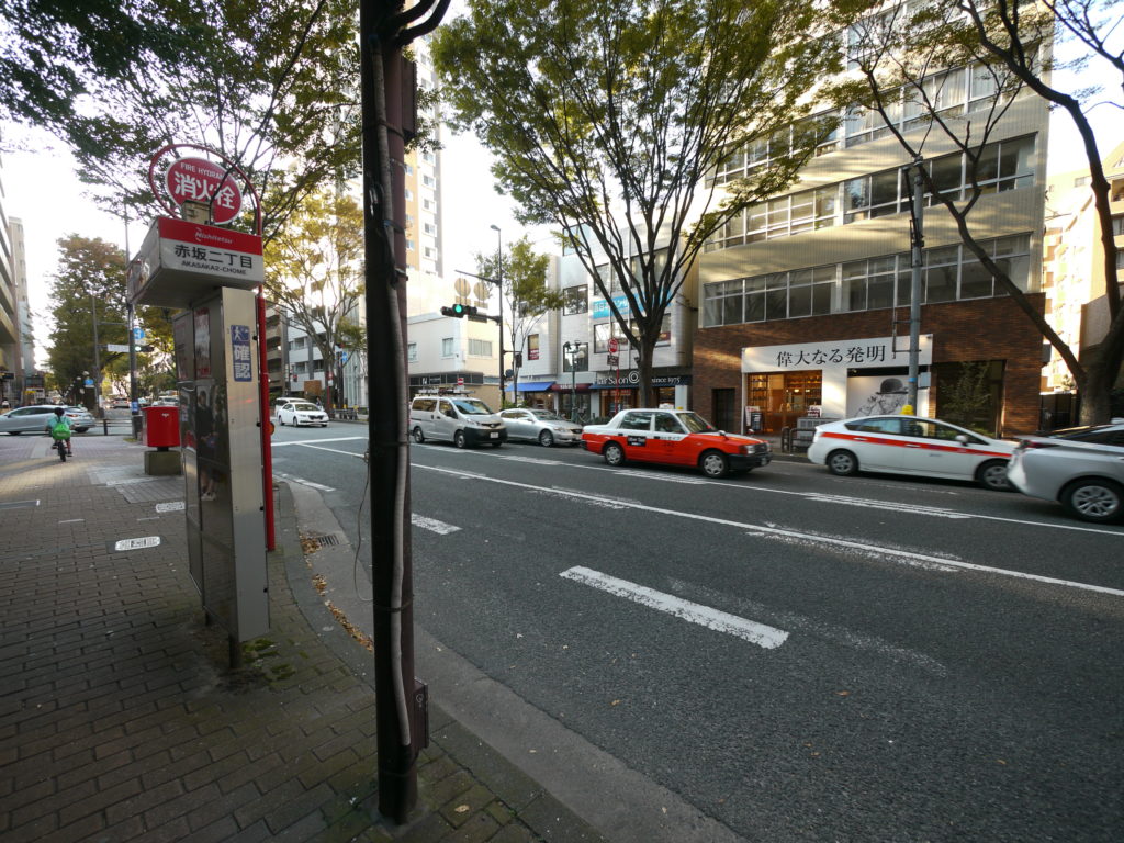 ⑤ 真っ直ぐ進むと最寄りのバス停「赤坂二丁目」があります。