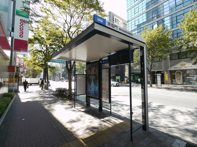 ③ 大正通りを真っ直ぐ進むとバス停があります。 西鉄バス「赤坂門」→弊社最寄りの「赤坂二丁目」まで乗車できます。 (乗車時間約4分)