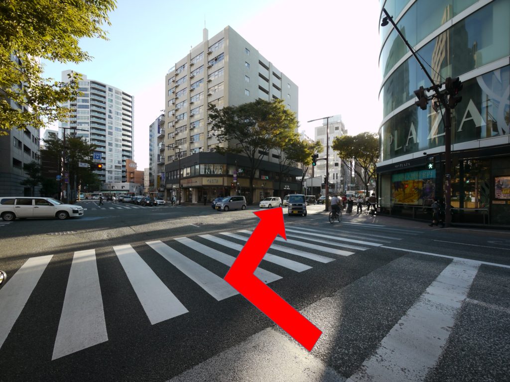 ④ 徒歩の場合は、警固（交差点）を右に曲がり、けやき通りをまっすぐ進みます。