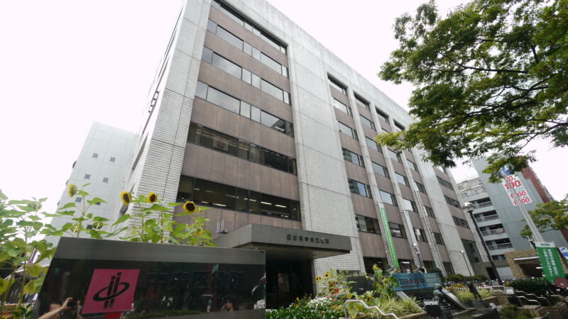 中央区役所 -中央区 | 福岡の中心部にあたる中央区の暮らしを支える区役所 | 住所:〒810-8622 福岡市中央区大名2丁目5-31 | 交通:福岡市地下鉄空港線「赤坂」駅より 徒歩1分 他