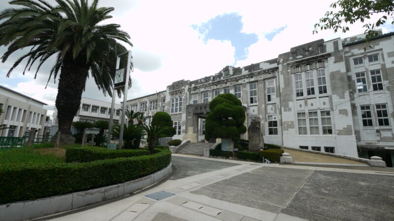 福岡県立福岡高等学校 -博多区 | 修猷館高校や筑紫丘高校と並び福岡の御三家と言われる進学校 | 住所:〒812-0043 福岡県福岡市博多区堅粕1丁目29-1 | 交通:地下鉄空港線「祇園」駅より 徒歩10分
西鉄バス「福高前」バス停より 徒歩すぐ 他